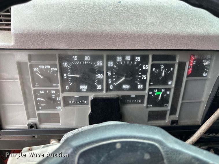 image for item MB9630 1997 International 4900  dump truck