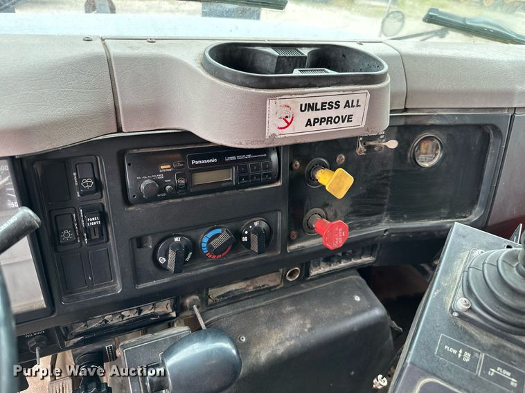 image for item MB9630 1997 International 4900  dump truck