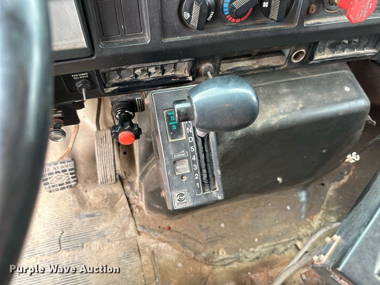 image for item MB9630 1997 International 4900  dump truck