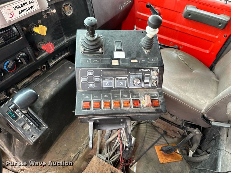 image for item MB9630 1997 International 4900  dump truck