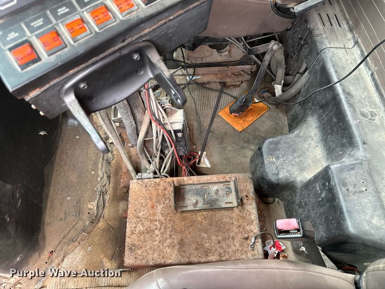 image for item MB9630 1997 International 4900  dump truck