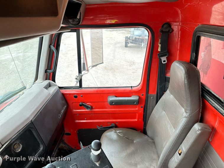 image for item MB9630 1997 International 4900  dump truck