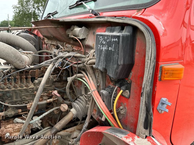 image for item MB9630 1997 International 4900  dump truck