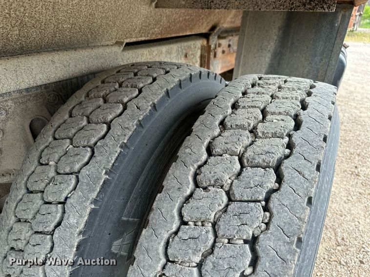 image for item MB9630 1997 International 4900  dump truck