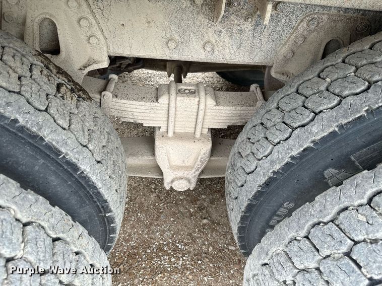 image for item MB9630 1997 International 4900  dump truck