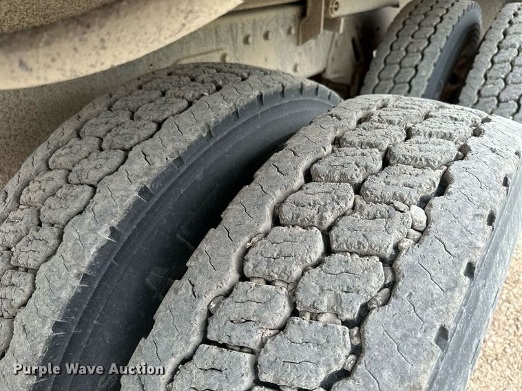 image for item MB9630 1997 International 4900  dump truck