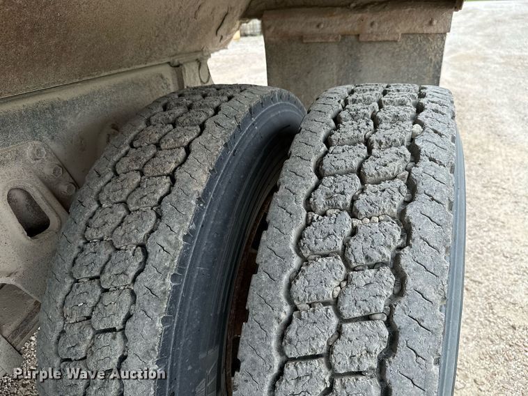 image for item MB9630 1997 International 4900  dump truck