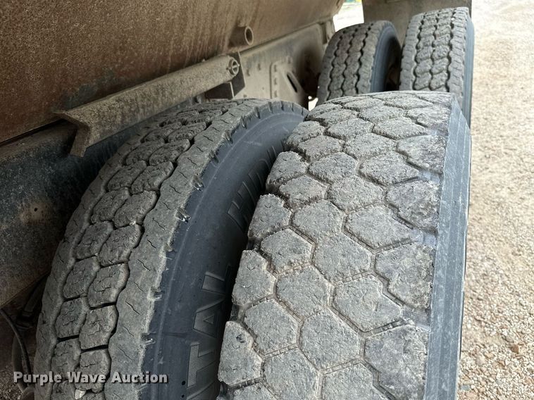 image for item MB9630 1997 International 4900  dump truck