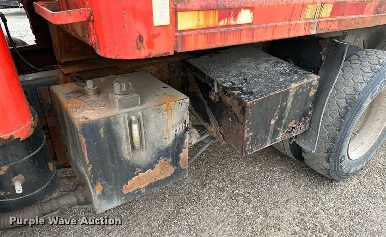 image for item MB9630 1997 International 4900  dump truck