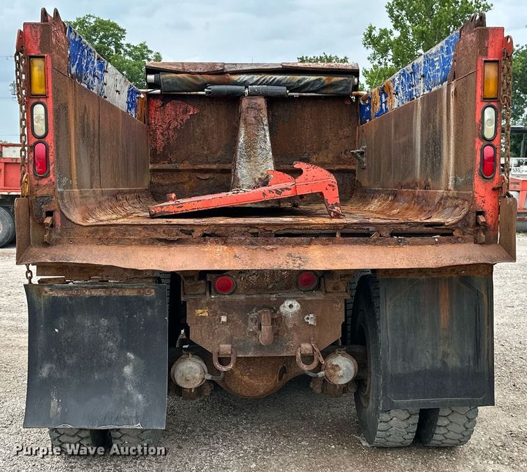 image for item MB9632 1997 International 4900  dump truck