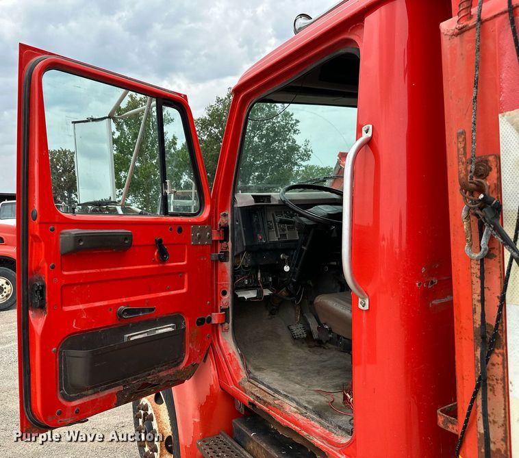 image for item MB9632 1997 International 4900  dump truck