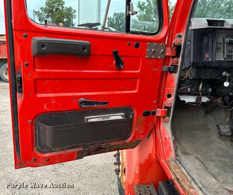 image for item MB9632 1997 International 4900  dump truck