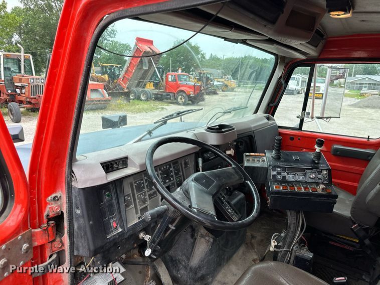 image for item MB9632 1997 International 4900  dump truck