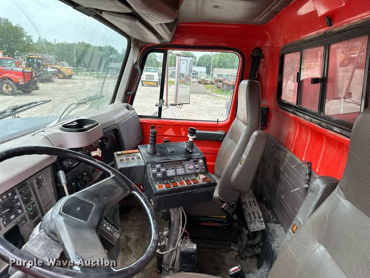 image for item MB9632 1997 International 4900  dump truck