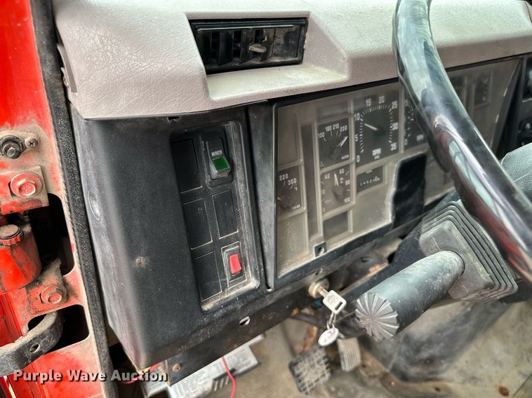 image for item MB9632 1997 International 4900  dump truck