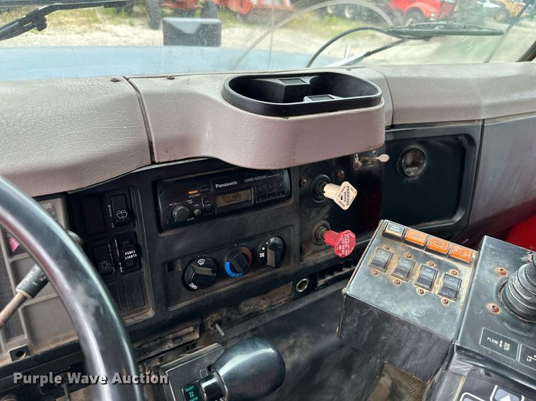 image for item MB9632 1997 International 4900  dump truck