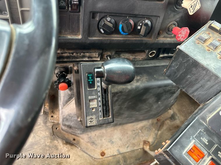 image for item MB9632 1997 International 4900  dump truck