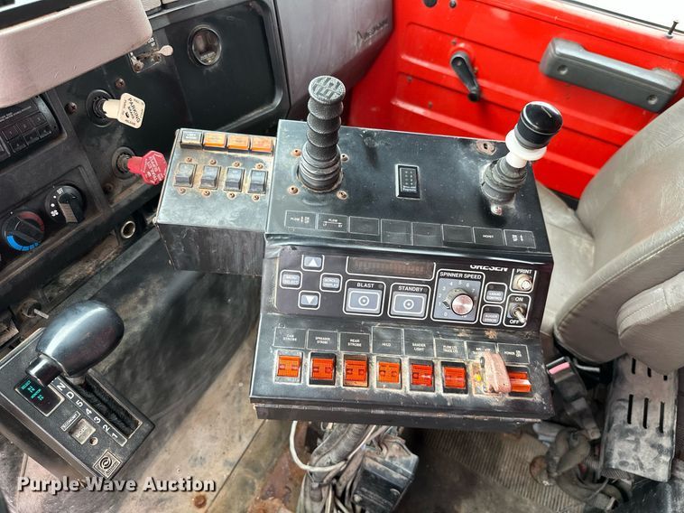 image for item MB9632 1997 International 4900  dump truck