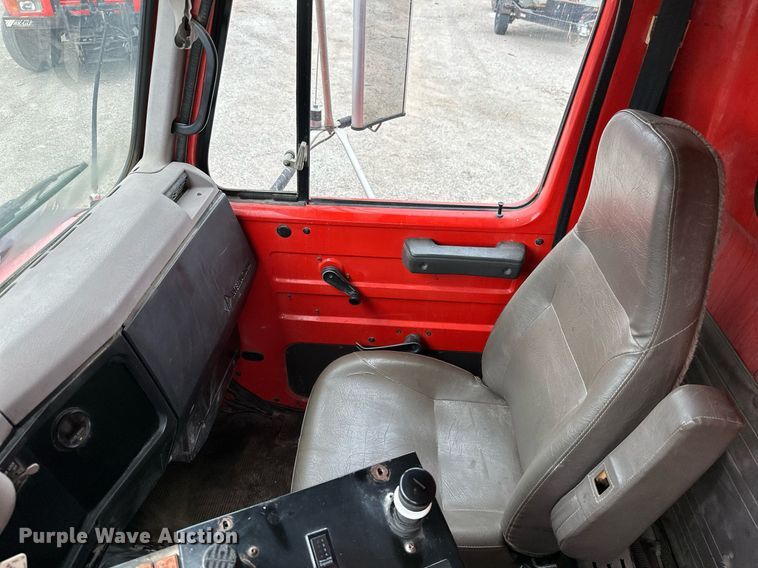 image for item MB9632 1997 International 4900  dump truck