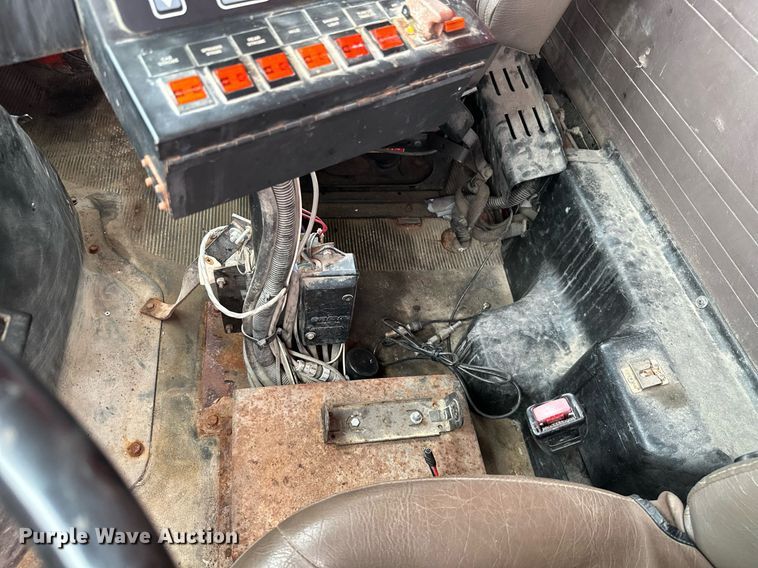 image for item MB9632 1997 International 4900  dump truck