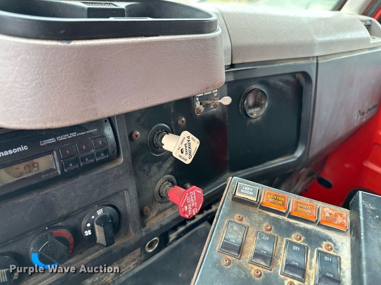 image for item MB9632 1997 International 4900  dump truck