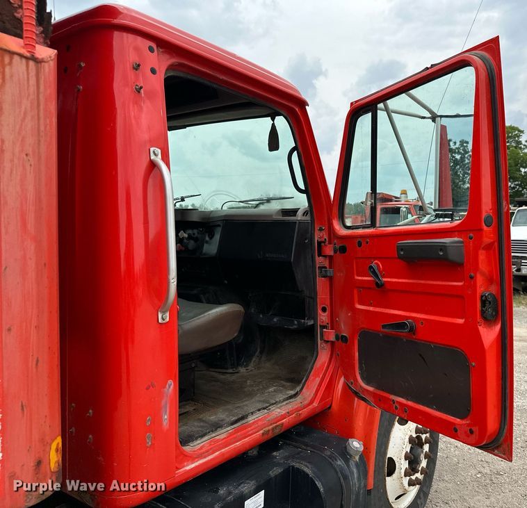 image for item MB9632 1997 International 4900  dump truck