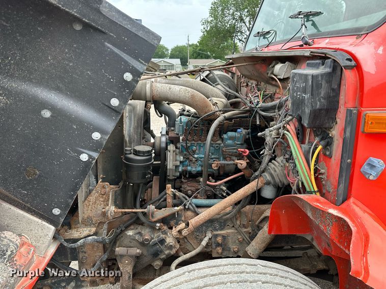 image for item MB9632 1997 International 4900  dump truck