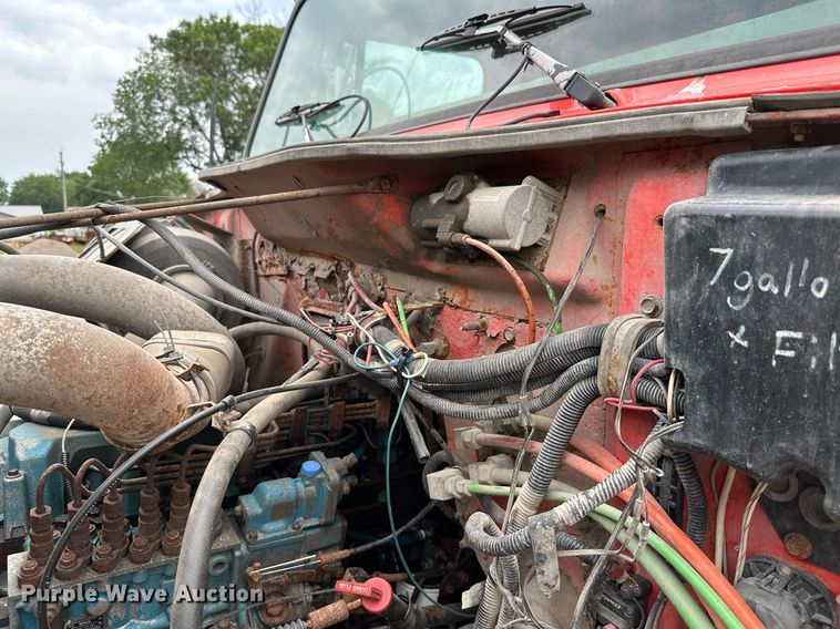 image for item MB9632 1997 International 4900  dump truck