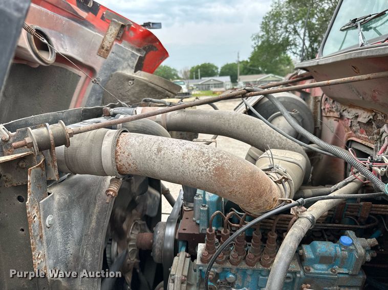 image for item MB9632 1997 International 4900  dump truck