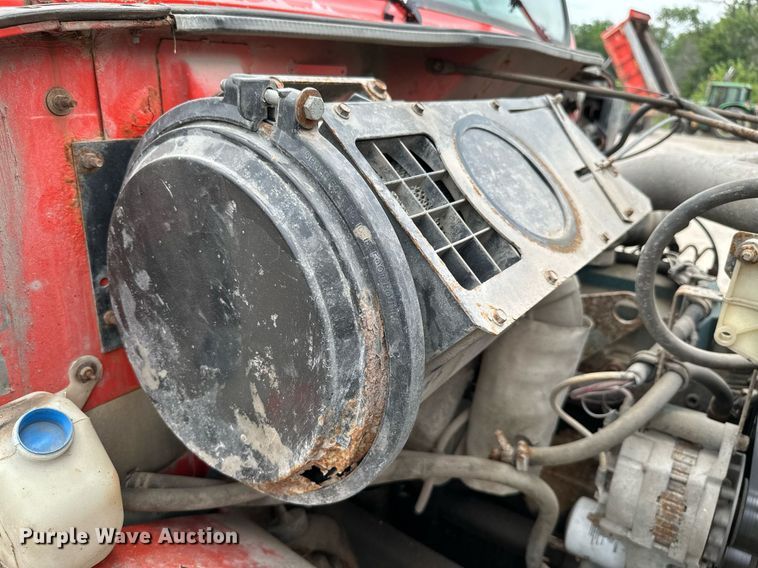 image for item MB9632 1997 International 4900  dump truck