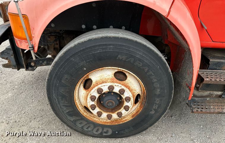 image for item MB9632 1997 International 4900  dump truck