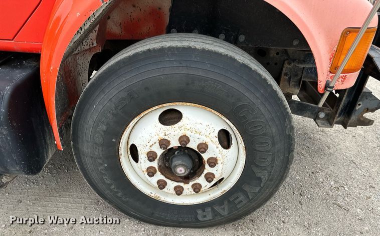 image for item MB9632 1997 International 4900  dump truck