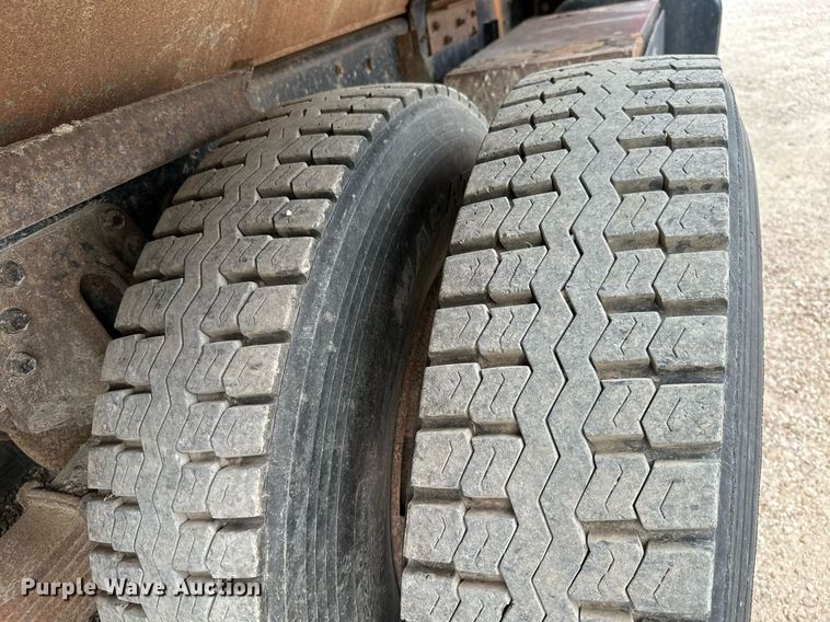 image for item MB9632 1997 International 4900  dump truck