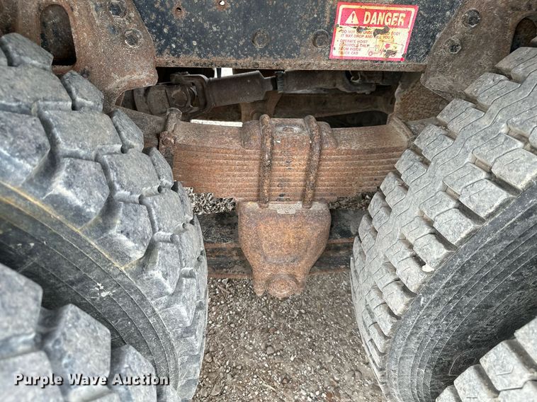 image for item MB9632 1997 International 4900  dump truck