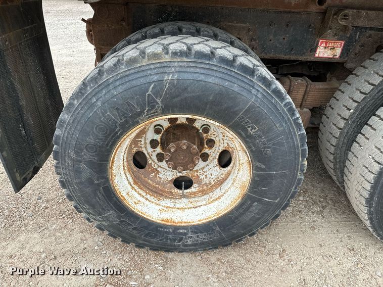 image for item MB9632 1997 International 4900  dump truck