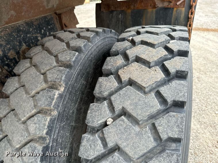 image for item MB9632 1997 International 4900  dump truck