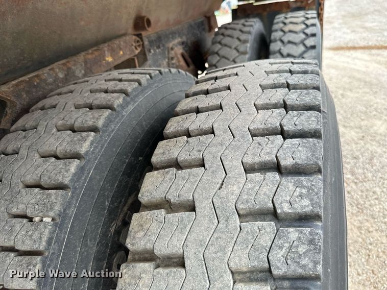 image for item MB9632 1997 International 4900  dump truck