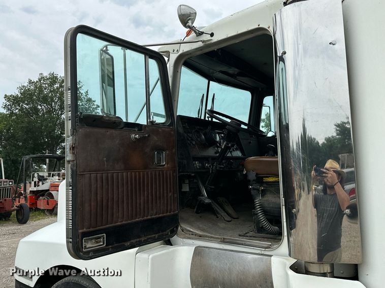 image for item MB9633 1988 Kenworth T660  semi truck