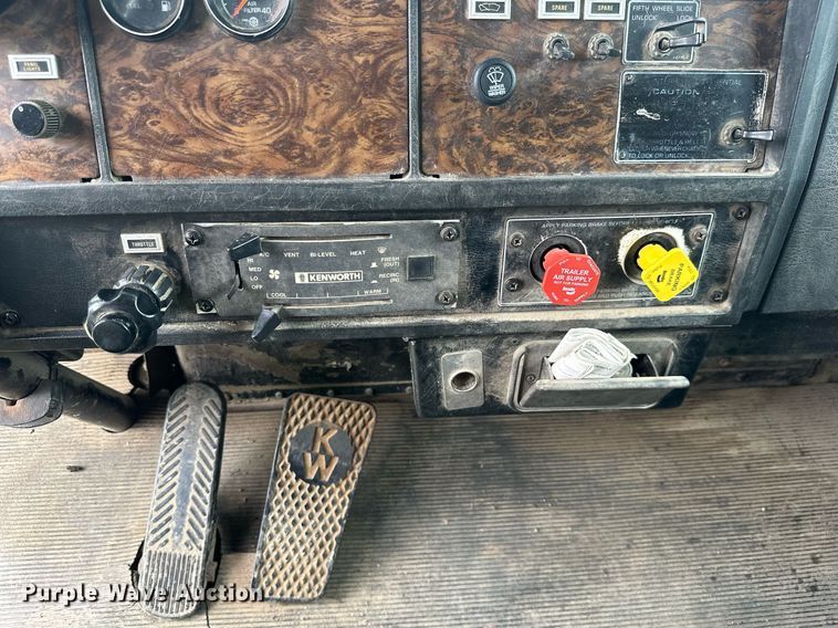 image for item MB9633 1988 Kenworth T660  semi truck