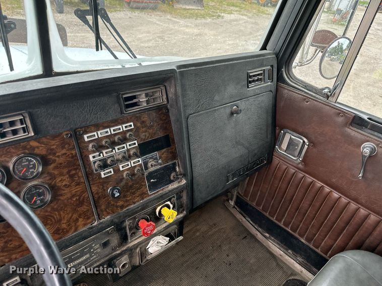 image for item MB9633 1988 Kenworth T660  semi truck