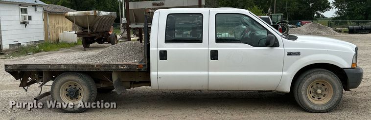image for item MB9636 2004 Ford F250 Super Duty  Crew Cab flatbed pickup truck