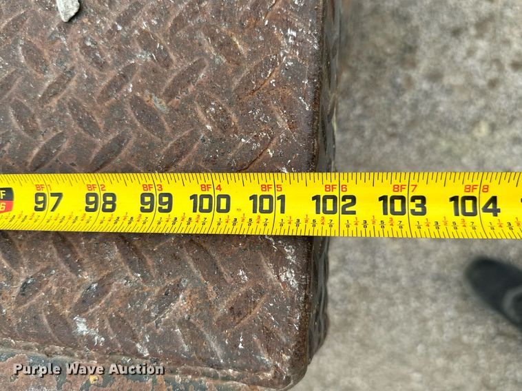 image for item MB9636 2004 Ford F250 Super Duty  Crew Cab flatbed pickup truck