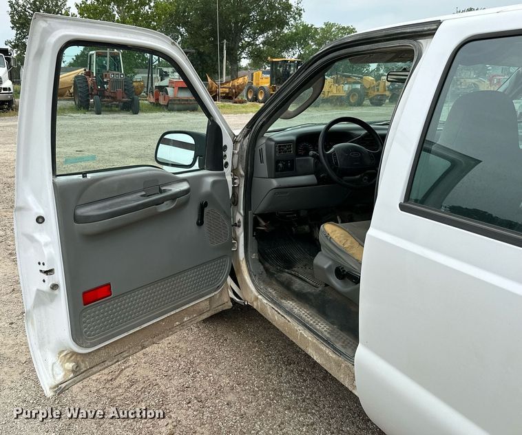 image for item MB9636 2004 Ford F250 Super Duty  Crew Cab flatbed pickup truck