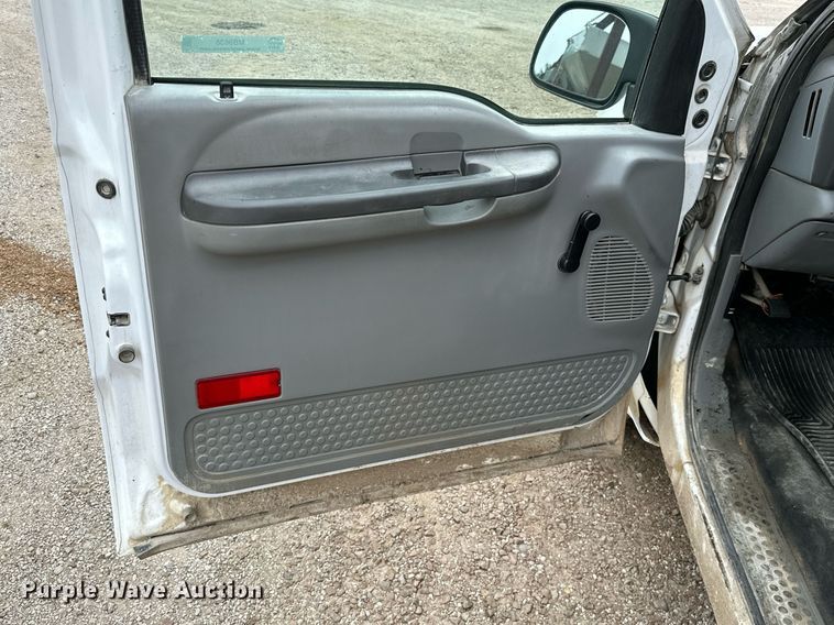 image for item MB9636 2004 Ford F250 Super Duty  Crew Cab flatbed pickup truck