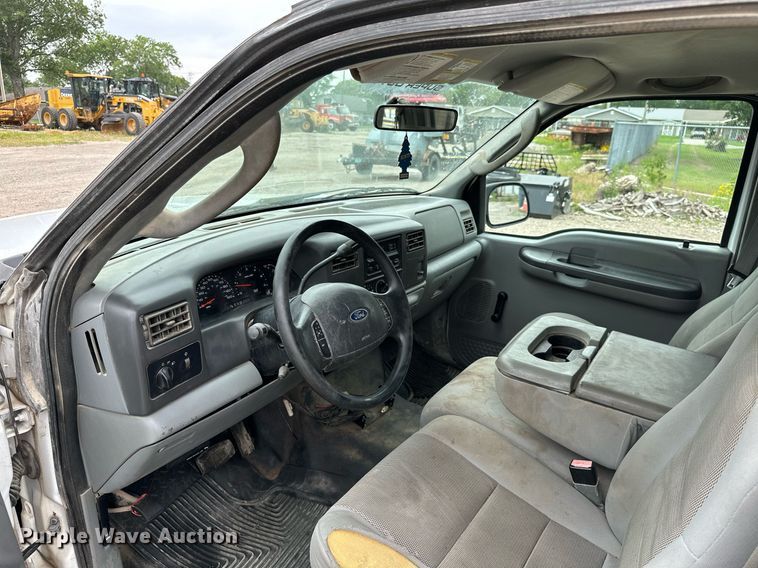 image for item MB9636 2004 Ford F250 Super Duty  Crew Cab flatbed pickup truck