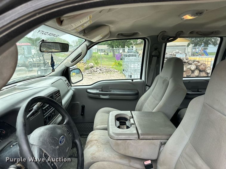 image for item MB9636 2004 Ford F250 Super Duty  Crew Cab flatbed pickup truck