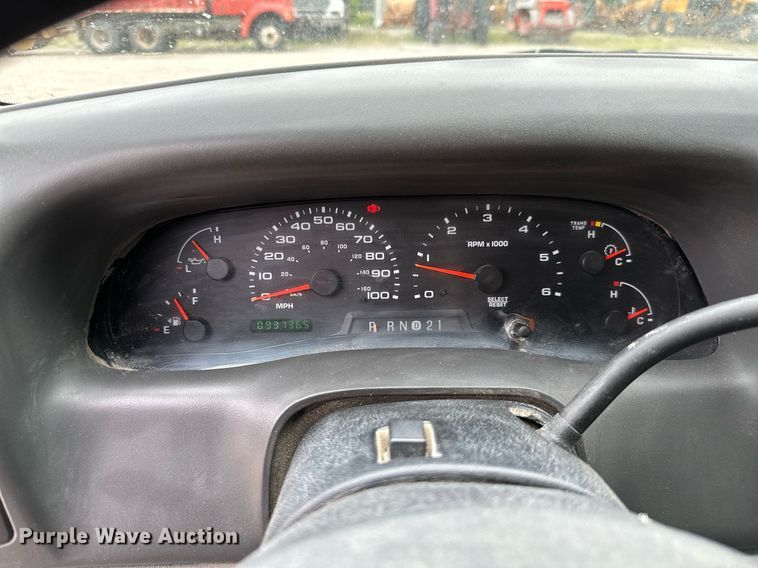 image for item MB9636 2004 Ford F250 Super Duty  Crew Cab flatbed pickup truck