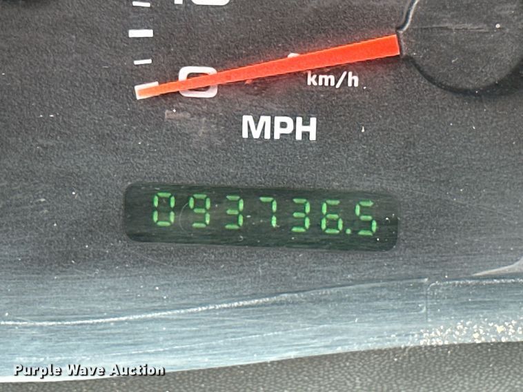 image for item MB9636 2004 Ford F250 Super Duty  Crew Cab flatbed pickup truck