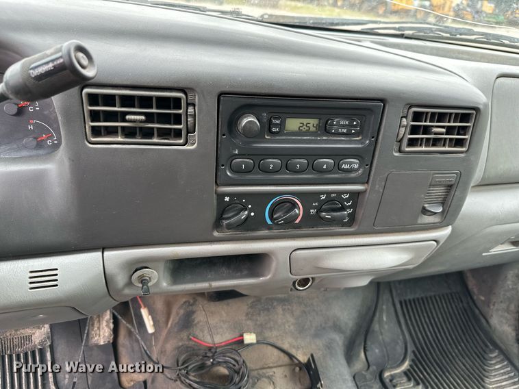 image for item MB9636 2004 Ford F250 Super Duty  Crew Cab flatbed pickup truck