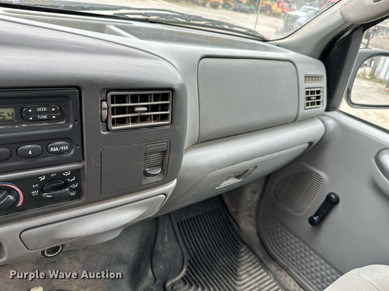 image for item MB9636 2004 Ford F250 Super Duty  Crew Cab flatbed pickup truck